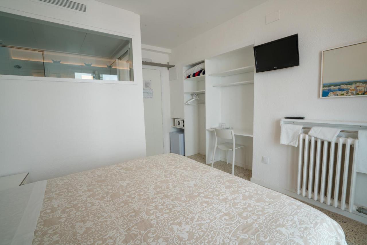 Hostal Marina Cadaques Exterior photo